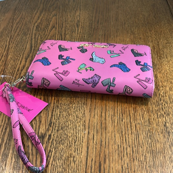 Betsey Johnson Vibrant Pink Shoe Pattern wallet/wristlet 8 x 5 brand new tags on - Picture 12 of 12